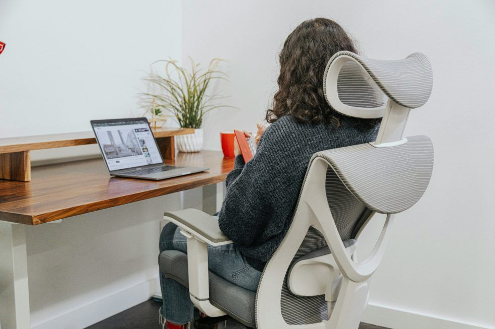 3 errores comunes al usar una silla ergonómica 